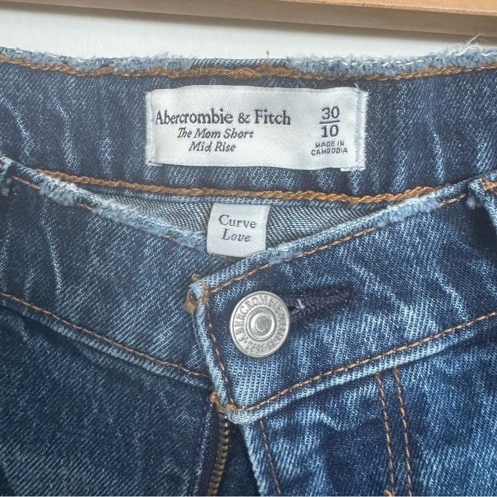 Abercrombie & Fitch Mid Rise Mom Short Curve Love Cut Off Raw Hem Size 10 30 - Picture 2 of 6
